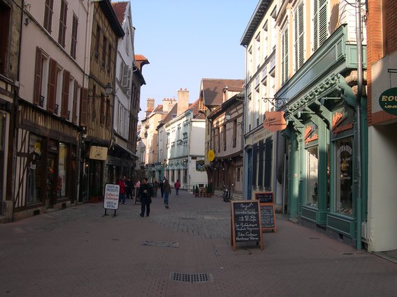  rue piétonne (rue du  Général Saussier)